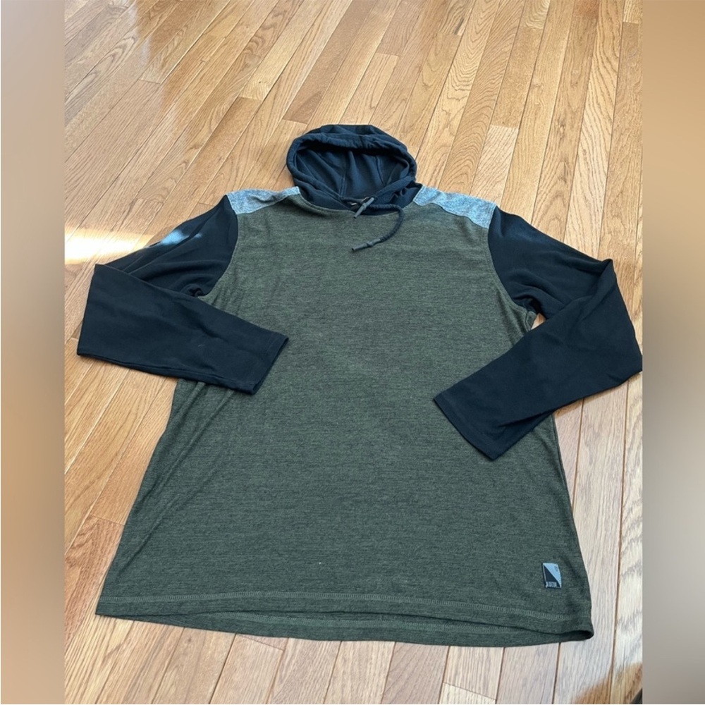 Stylish men's hooded shirt in green and black. Size men’s XL.